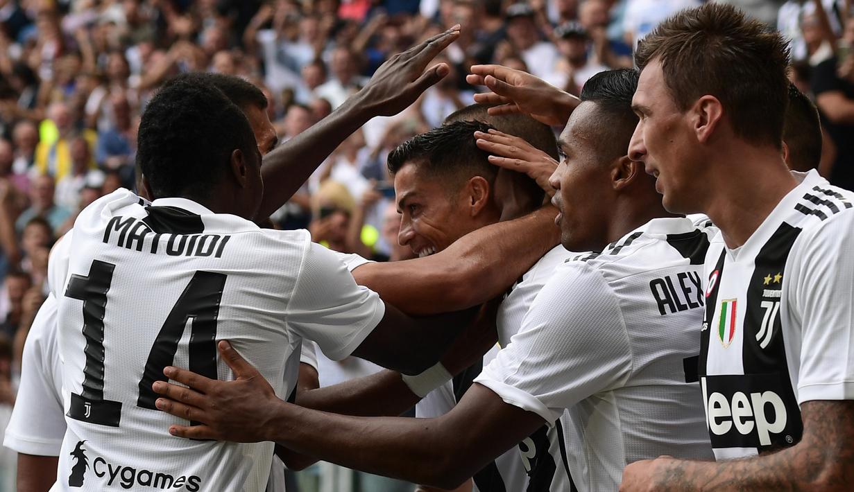 Para pemain Juventus merayakan gol yang dicetak Cristiano Ronaldo ke gawang Sassuolo pada laga Serie A di Stadion Juventus, Turin, Minggu (16/9/2018). CR 7 cetak dua gol, Juve menang 2-0 atas Sassuolo. (AFP/Miguel Medina)