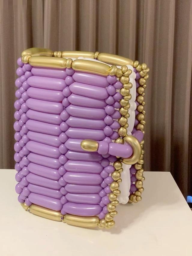 6 Karya Seni Balon Bentuk Benda Rumah Tangga Ini Kreatif Banget