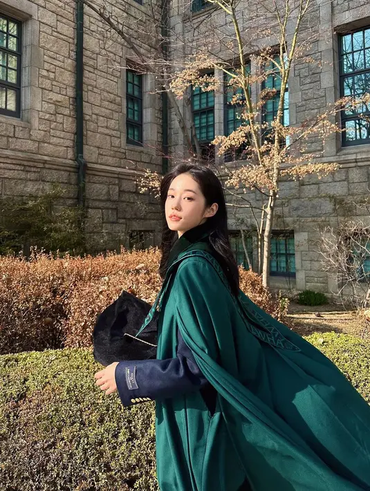 Debut sebagai model, tak heran aktris yang baru lulus dari Ewha Womans University jurusan seni rupa ini selalu tampak stylish. [Foto: IG/rohyoonseo].