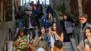 Pengunjung memadati tangga di kawasan Bronx, New York, 23 Oktober 2019. Sejumlah orang mulai mendatangi lokasi tangga yang sudah diberi label Joker Stairs tersebut untuk berfoto meniru adegan ikonik di Film Joker. (Don Emmert / AFP)