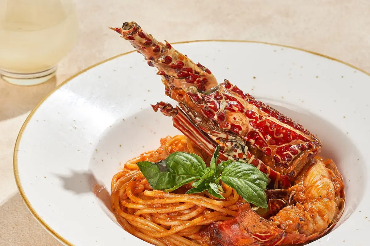 Makan Malam Natal dan Tahun Baru dengan Menyantap Menu Makanan Italian hingga Asia di Rocca  dengan menu Lobster Rose Pasta. dok. Rocca