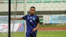 Pemain tengah Jawa Barat, Erwin Ramdani menggoyang jala saat melawan Jawa Tengah di laga perdana sepakbola Grup A PON XIX Jabar di Stadion Pakansari, Bogor, Rabu (14/6). Jawa Barat unggul 2-1 atas Jawa Tengah. (Liputan6.com/Helmi Fithriansyah)