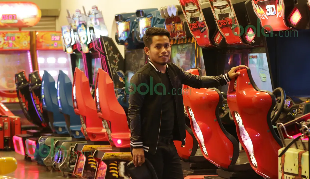 Andik Vermansah memiliki kepribadian yang baik dan sederhana, sehingga mempermudah pergaulannya di Malaysia, Rabu (27/1/2016). (Bola.com/Nicklas Hanoatubun)