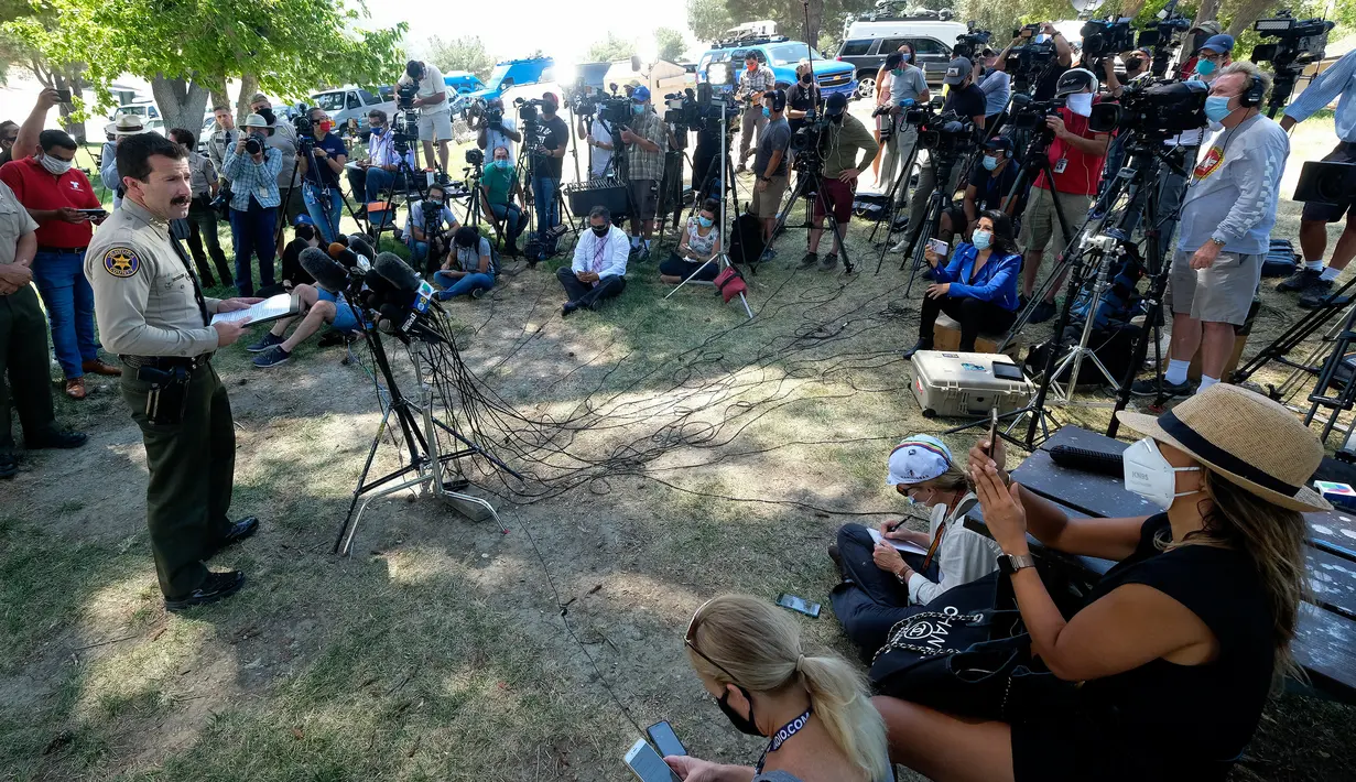 Sheriff County Ventura Bill Ayub memberikan keterangan setelah penemuan jasad aktris Glee Naya Rivera di Danau Piru, California, Senin (13/7/2020). Jasad Naya Rivera yang dinyatakan menghilang pada 8 Juni 2020 lalu telah ditemukan tewas di Danau Piru pada Senin (13/7).  (AP/Ringo H.W. Chiu)