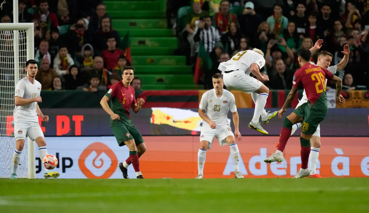 Main di depan publik sendiri, Portugal mengawali laga dengan sangat baik. Pertandingan baru delapan menit mereka sudah bisa unggul 1-0 melaui tembakan jarak jauh Joao Cancelo yang membentur pemain Liechtenstein dan Ronaldo sehingga mengecoh kiper Benjamin Buchel. (AP Photo/Armando Franca)