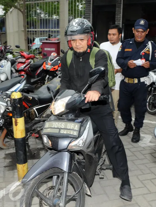 Penyidik senior KPK, Novel Baswedan  bersiap meninggalkan Gedung KPK menggunakan motor, Jakarta, Jumat (4/12). Novel akhirnya tidak jadi ditahan oleh Kejaksaan Bengkulu dan kembali ke Jakarta didampingi oleh kuasa hukumnya. (Lputan6.com/Helmi Afandi) 
