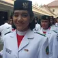 Pembawa baki pada upacara penurunan Bendera Merah Putih dipercayakan ke Ruth Celine Eglesya Purba (Liputan6.com/ Aditya Eka Prawira)