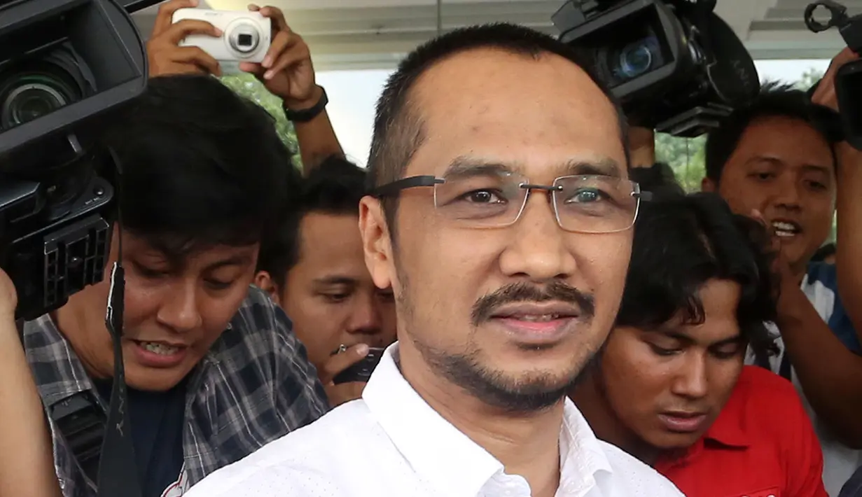 Mantan Ketua KPK, Abraham Samad usai menjenguk penyidik KPK, Novel Baswedan di Rumah Sakit Mitra Keluarga Kelapa Gading, Jakarta Utara, Selasa (11/4). Penyidik senior KPK itu menjadi korban penyiraman air keras pagi hari tadi. (Liputan6.com/Johan Tallo)
