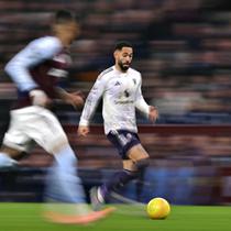 Penyerang Manchester United, Matheus Cunha, mencetak satu gol saat timnya bersua Aston Villa pada laga pekan ke-17 Premier League di Villa Park, Minggu (21/12/2025) malam WIB. Namun, gol Cunha tak mampu menghindarkan MU dari kekalahan 1-2 kontra The Villa. (AFP/Ben STANSALL)