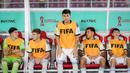 <p>Pemain Timnas Argentina U-17, Claudio Echeverri (tengah) saat duduk di bangku cadangan saat menghadapi Timnas Mali U-17 pada laga perebutan tempat ketiga Piala Dunia U-17 2023 di Stadion Manahan, Solo, Jumat (1/12/2023). (Bola.com/Bagaskara Lazuardi)</p>