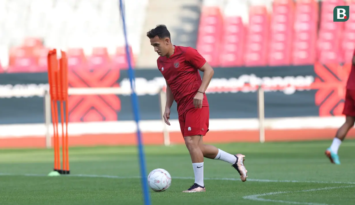 Egy Maulana Vikri menggiring bola di latihan Timnas Indonesia jelang Piala AFF 2022 melawan Kamboja di Stadion Gelora Bung Karno, Selasa (20/12/2022). (Bola.com/Abdul Aziz)
