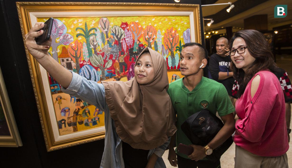 Pemain Timnas Indonesia, Riko Simanjuntak, selfie bersama suporter saat tiba di Hotel Sultan, Jakarta, Selasa (13/11). Indonesia menang 3-1 atas Timor Leste pada laga Piala AFF 2018. (Bola.com/Vitalis Yogi Trisna)