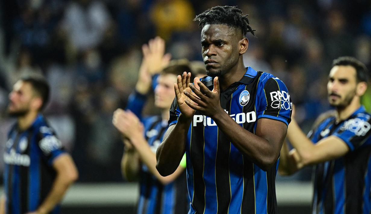 Striker Atalanta, Duvan Zapata memberi aplaus kepada penonton setelah berakhirnya laga leg kedua babak perempatfinal Liga Europa 2021/2022 menghadapi RB Leipzig di Atleti Azzurri d'Italia Stadium, Bergamo (14/4/2022). Sempat membela Napoli dan Sampdoria mulai 2016/2017 hingga 2019/2020, ketajamannya baru terlihat saat hijrah ke Atalanta pada tengah musim 2019/2020. Hingga kini ia menjadi andalan di lini depan atalanta. (AFP/Miguel Medina)