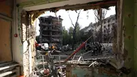 Sebuah foto diambil untuk menunjukkan kerusakan pada bangunan apartemen dari dalam ruang taman kanak-kanak yang hancur akibat serangan rudal di Kyiv, pada 8 Juli 2024. (Anatolii STEPANOV/AFP)
