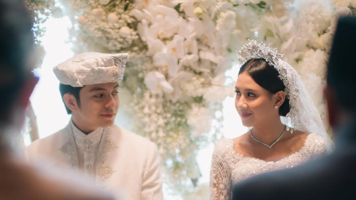 Tiba-Tiba Menikah, Angga Yunanda dan Shenina Cinnamon Terlihat Serasi dengan Busana Pengantin Serba Putih