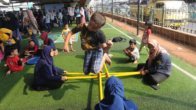 Rayakan Hari Anak Nasional, Wali Kota Airin Jajal Beragam Permainan Tradisional