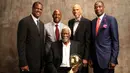 Bill Russell bersama David Robinson, Alonzo Mourning, Kareem Abdul Jabbar dan Dikembe Mutombo, meraih penghargaan Lifetime Achievement pada NBA Awards 2017 di Basketball City, New York, Senin (26/6/2017). (NBAE via Getty Images/Michael J LeBrecht II)