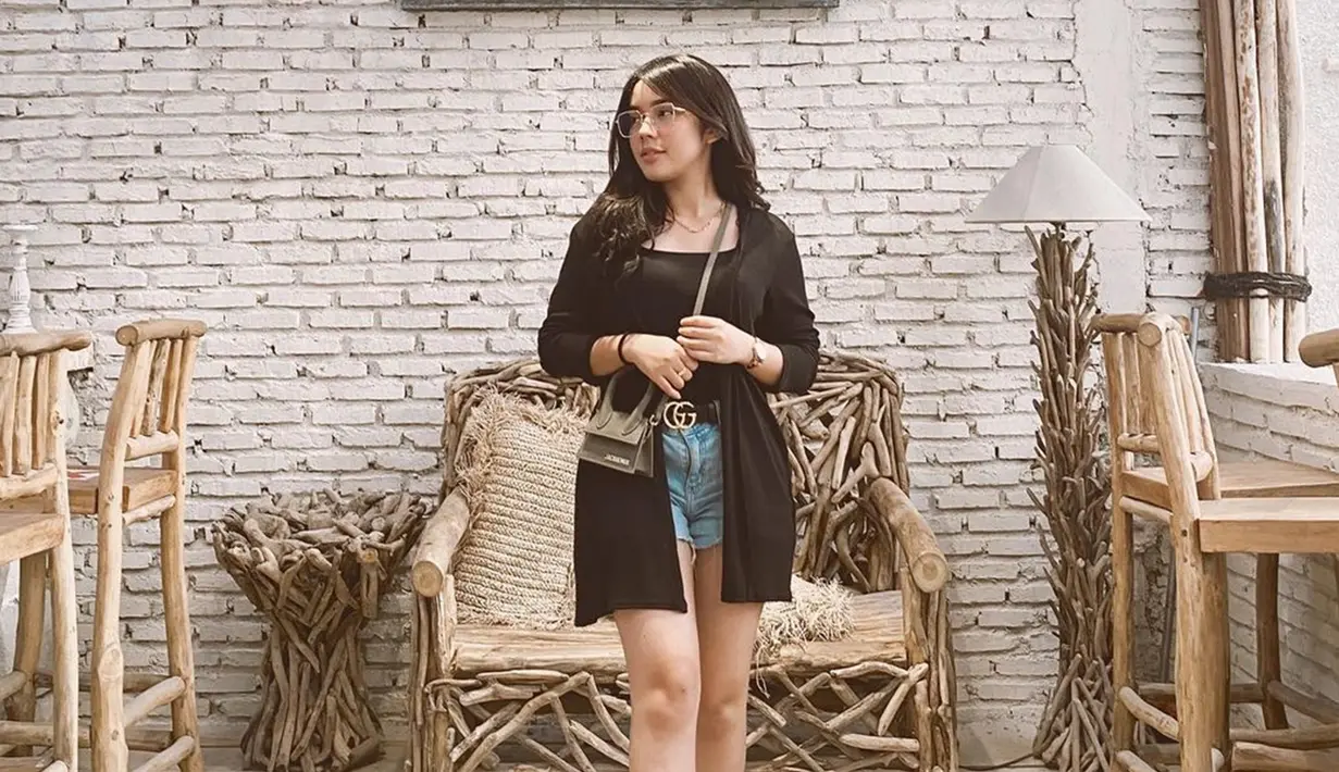 Gaya kasual Fay Nabila menggunakan busana hitam yang dipadukan celana jeans satu ini juga curi perhatian netizen. Pasalnya, meski terlihat sederhana, namun Fay Nabila juga tampil menawan. (Liputan6.com/IG/@faynabilalxndr)