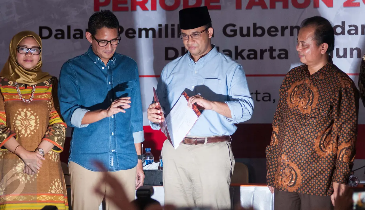 Anies Baswedan dan Sandiaga Salahudin Uno menerima SK dari Ketua KPUD DKI Jakarta Sumarno di KPUD, Jakarta, Jumat (5/5). Penetapan dilakukan setelah keduanya memenangkan Pilgub DKI 2017. (Liputan6.com/Gempur M Surya)
