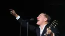 Penampilannya sungguh menakjubkan malam itu, terlebih dengan setelan jas berwarna hitamnya Bryan Adams semakin terlihat gagah. Rasa lelah sepertinya tak melekat di dirinya saat itu karena melihat penonton yang membludak. (Bambang E. Ros/Bintang.com)