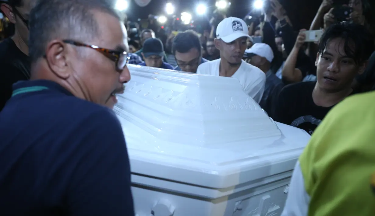 Rencananya, Mike Mohede akan dikebumikan di Tempat Pemakaman Umum (TPU) Tanah Kusir, Jakarta Selatan, Rabu (3/8/2016). Mike Mohede akan dimakamkan dekat dengan makam sang ayah. (Nurwahyunan/Bintang.com)