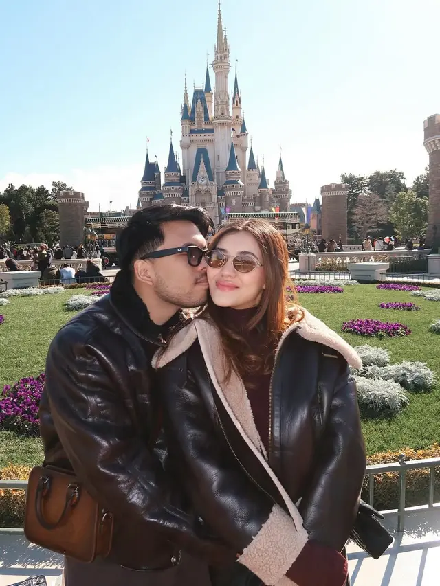 Potret Aaliyah Massaid dan Thariq Halilintar di Disneyland Tokyo (credit: instagram/aaliyah.massaid).