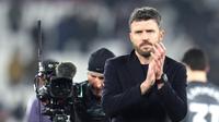 Pelatih Manchester United, Michael Carrick, memberikan uplaus setelah laga melawan West Ham United pada pekan ke-26 Premier League di London Stadium, Rabu (11/2/2026). (Adam Davy/PA via AP)
