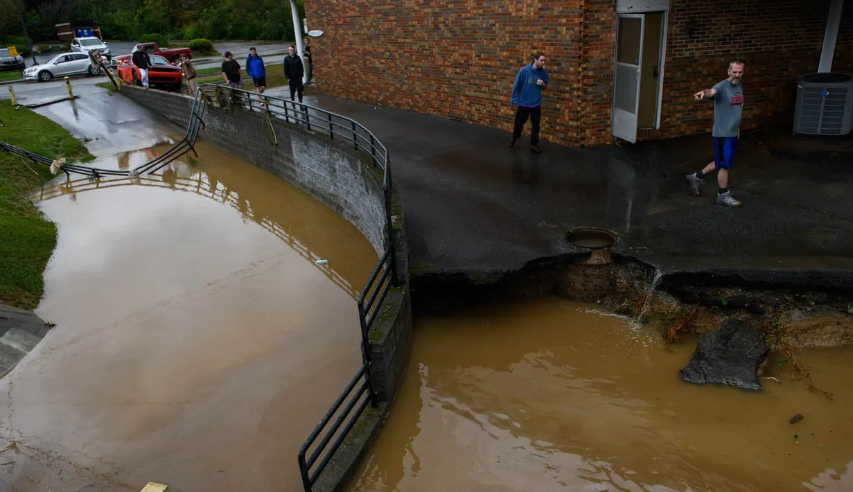 Ruas jalan dan jembatan di Carolina Utara rusak bahkan putus akibat terjangan banjir. (Melissa Sue Gerrits/Getty Images North America/Getty Images via AFP)