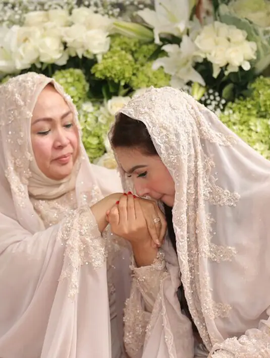 Restu orangtua pun menjadi harapan bagi Nabila Syakieb agar pernikahannya dengan Reshwara kelak akan membawa berkah. Tetes air mata haru mengalir di pipi wanita cantik berusia 30 tahun ini. (Ruben Silitonga/Bintang.com)