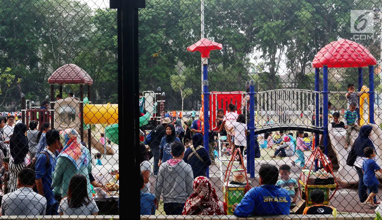 Keramaian saat warga mengajak anak-anaknya bermain di Lapangan Banteng, Jakarta, Minggu (14/10). Lapangan Banteng yang dahulu sepi sekarang menjadi tempat favorit warga untuk mengajak anaknya bermain. (Liputan6.com/JohanTallo)