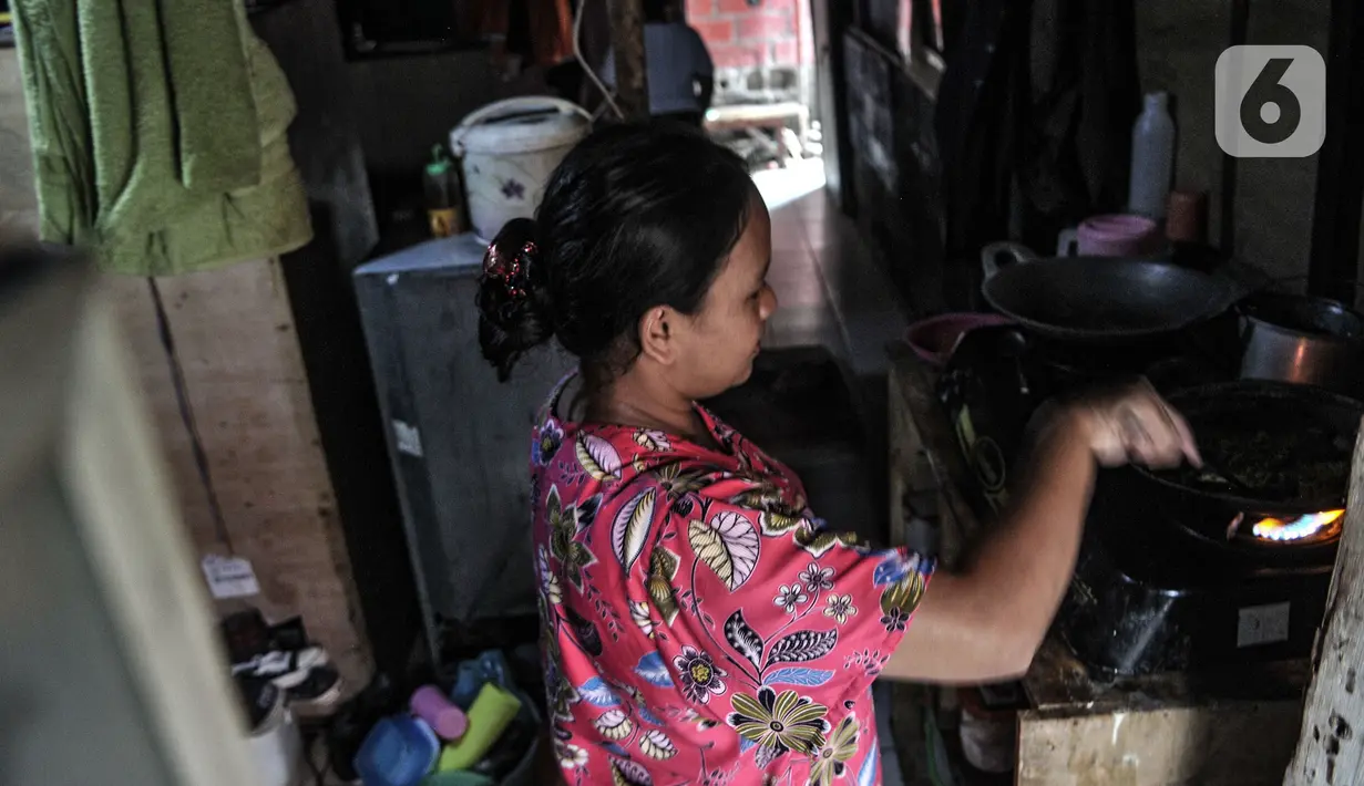 Warga saat memasak di rumahnya di kawasan Cakung, Jakarta, Senin (15/2/2021). Badan Pusat Statistik (BPS) mengungkapkan persentase penduduk miskin Indonesia naik 0,97 persen akibat pandemi Covid-19 atau meningkat 2,76 juta orang pada September 2020. (merdeka.com/Iqbal S Nugroho)