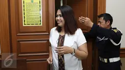 Pemain Sinetron Elly Sugigi bersiap menjalani sidang di Pengadilan Agama Jakarta Selatan, Rabu (26/4). Elly Sugigi menjalankan sidang cerai perdana tanpa di hadiri suaminya Ferry Anggara. (Liputan6.com/Herman Zakharia)