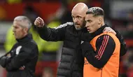Erik ten Hag belakangan ini mengakui bahwa rekrutan Manchester United pada musim-musim sebelumnya tak sesuai dengan sasaran. Ia pun akhirnya mengambil keputusan untuk membawa  Lisandro Martinez dan Antony dari Ajax Amsterdam. Ten Hag juga mengontrak Casemiro dari Real Madrid untuk memperbaiki lini tengah Setan Merah. Christian Eriksen yang didatangkan dari Brentford pun juga menjadi langkah tepat yang dilakukan pelatih asal Belanda itu. Eriksen sukses menambah kreativitas di lini tengah dan ketenangannya dalam menguasai bola telah membantu Ten Hag menerapkan gaya sepak bola pilihannya. (AFP/Oli Scarff)