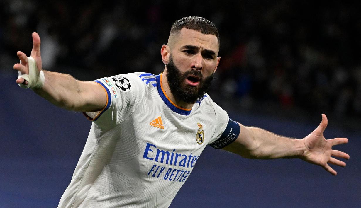 Karim Benzema menjadi salah satu aktor utama di balik kesuksesan Real Madrid pada musim ini usai berhasil meraih trofi Liga Champions dan gelar juara Liga Spanyol. Dipercaya tampil sebanyak 46 kali di semua kompetisi, ia mampu melesatkan 44 gol dan 15 assist untuk Los Blancos. Perannya nyaris tak tergantikan di lini depan skuat asuhan Carlo Ancelotti. Bahkan, Benzema diprediksi akan menjadi kandidat kuat peraih Ballon d'Or tahun ini. (AFP/Pierre-Philippe Marcou)