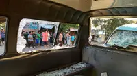 Angkot yang menjadi korban saling serang driver ojek online dengan sopir angkot di Tangerang, Banten, Rabu (8/3/2017). (Liputan6.com/Pramita Tristiawati)