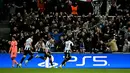 Kebuntuan Newcastle United akhirnya pecah pada menit ke-86, Harvey Barnes berhasil menuntaskan peluang dari jarak dekat untuk membawa Newcastle unggul 1-0. Tampak dalam foto, gelandang Newcastle United asal Inggris, Harvey Barnes (kedua kanan), merayakan golnya selama pertandingan leg pertama babak 16 besar Liga Champions 2025/2026 melawan Barcelona di St James' Park, Newcastle-upon-Tyne, timur laut Inggris pada Selasa 10 Maret 2026 waktu setempat atau Rabu 11 Maret 2026 dini hari WIB. (Paul ELLIS/AFP)
