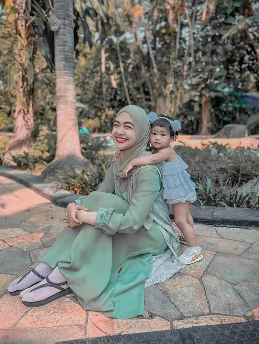 Berpose manis di jalanan, Ria Ricis dan Moana tampil kompak pakai dress nuansa pastel. [@riaricis1795]