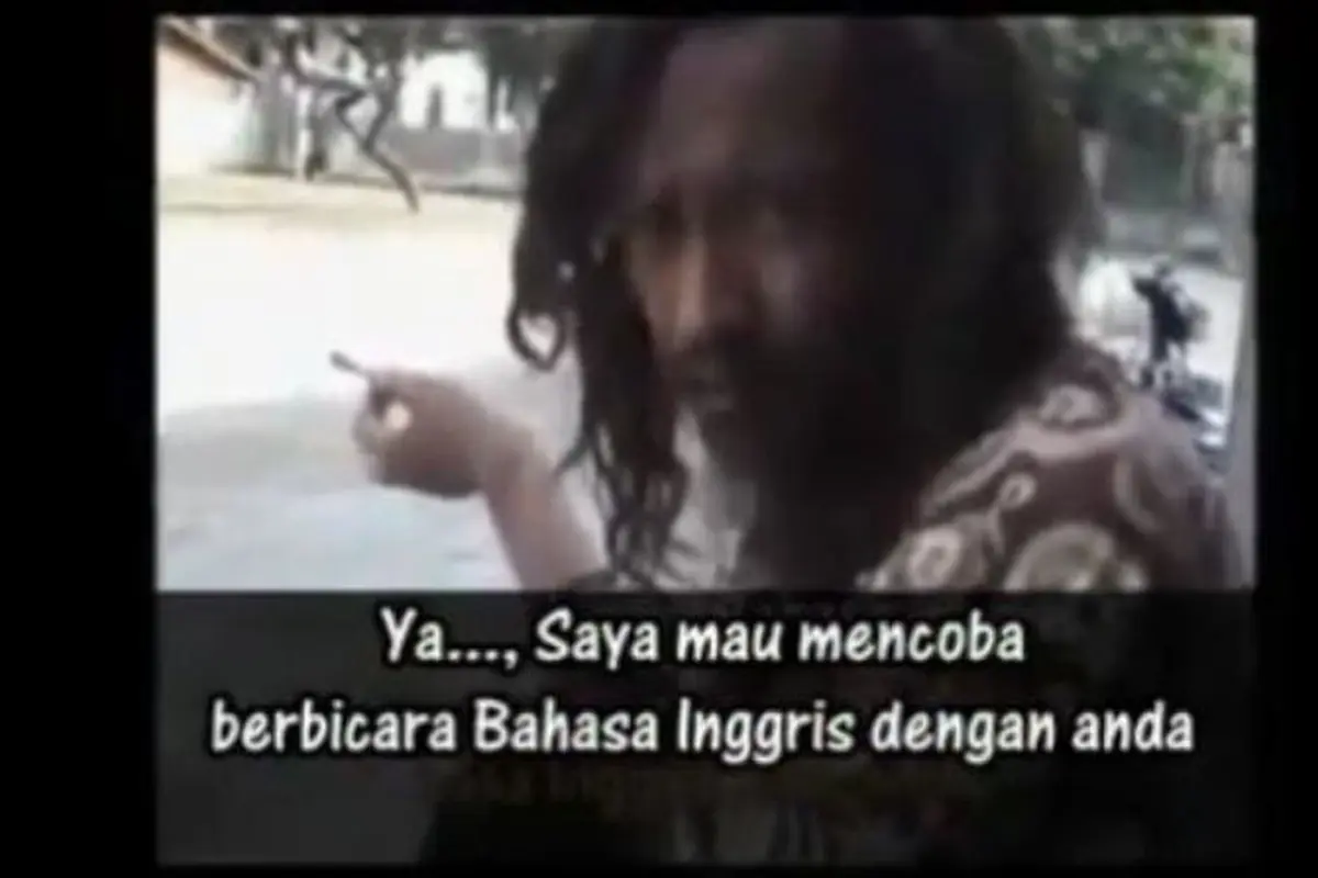 Orang Gila di Cirebon Ini Asli Jago Bahasa Inggris!