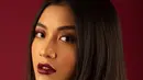 Dengan riasan tebal serta lipstik merah gelap, gaya busana turtle neck hitam putri konglomerat Mohamad Tachril ini juga tak luput dari pujian penggemar. (Liputan6.com/IG/@cantitachril)