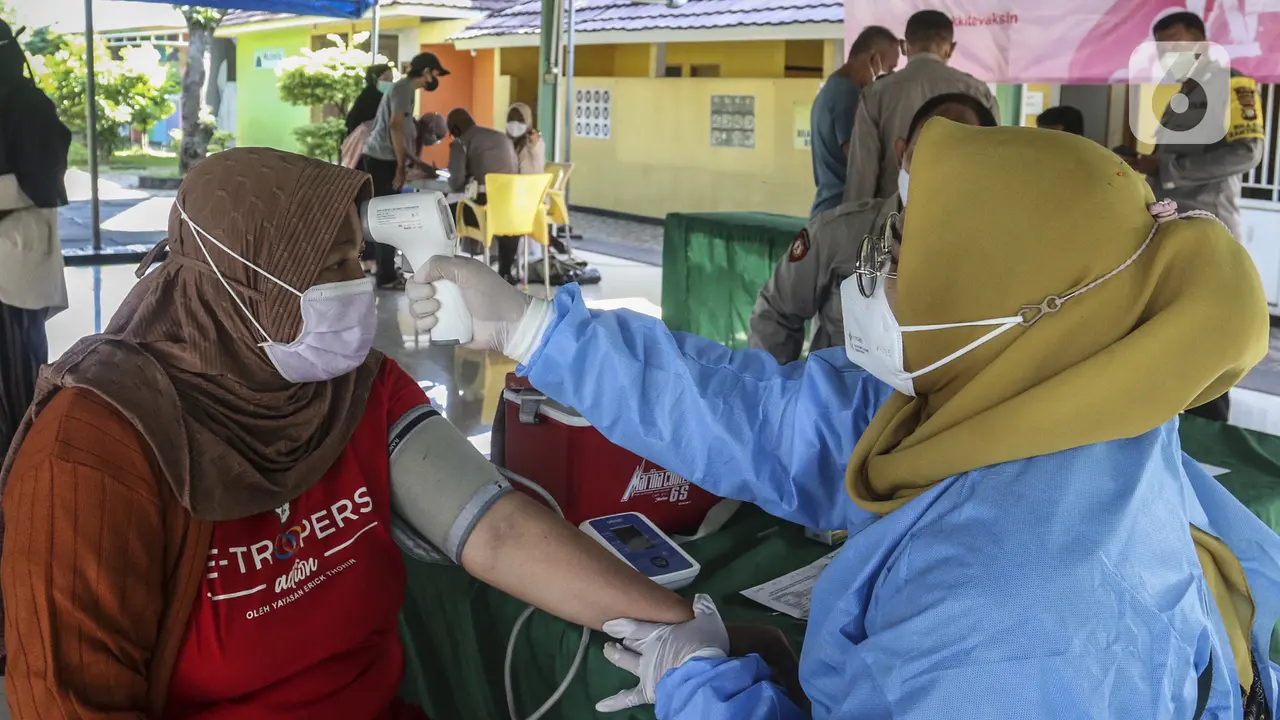 FOTO: Antusiasme Warga Ikuti Vaksinasi Booster COVID-19 untuk Mudik Lebaran