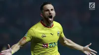 Pemain depan Bhayangkara FC, Ilija Spasojevic saat pertandingan melawan Persija pada laga penutup Liga 1 Indonesia di Stadion Patriot Candrabhaga, Bekasi, Minggu (12/11). (Liputan6.com/Helmi Fithriansyah)