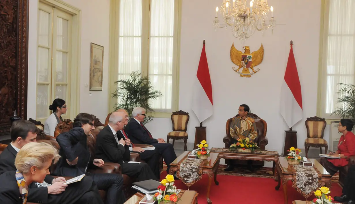Suasana pertemuan antara Presiden Joko Widodo dengan Menlu Jerman Frank Walter Steinmeier dan staf di Istana Merdeka, Jakarta, Senin (3/11/2014). (Liputan6.com/Herman Zakharia)
