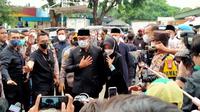 Gubernur Jawa Barat Ridwan Kamil dan istrinya Atalia Praratya saat menjemput jenazah sang putra Emmeril Kahn Mumtadz atau Eril, Minggu (12/6/2022). (Liputan6.com/Pramita Tristiawati)