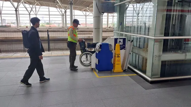 Kementerian Perhubungan dan PT Kereta Api Indonesia melalui KCI menghadirkan beberapa layanan khusus disabilitas di KRL dan stasiun