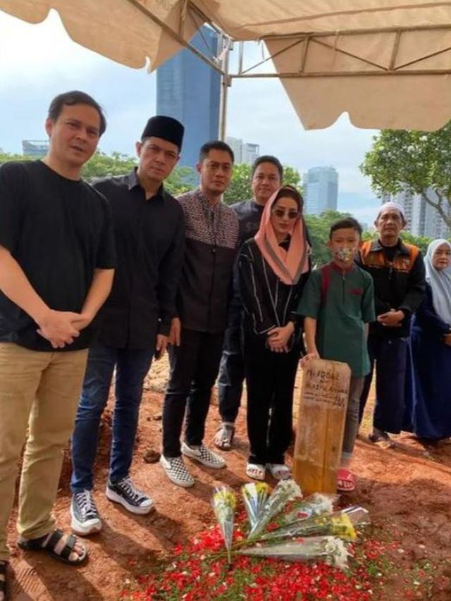 Dihadiri Sejumlah Artis, Ini 7 Momen Pemakaman Pesinetron Iqbal Pakula
