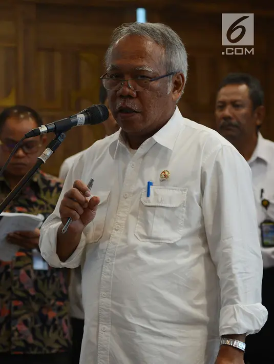 Menteri PUPR, Basuki Hadimuljono menggelar konferensi pers di Jakarta, Selasa (4/12). Dalam kesempatan itu, Menteri Basuki menyesalkan peristiwa penembakan terhadap 31 pekerja proyek Istaka Karya yang tengah membangun Trans Papua (Merdeka.com/Imam Buhori)