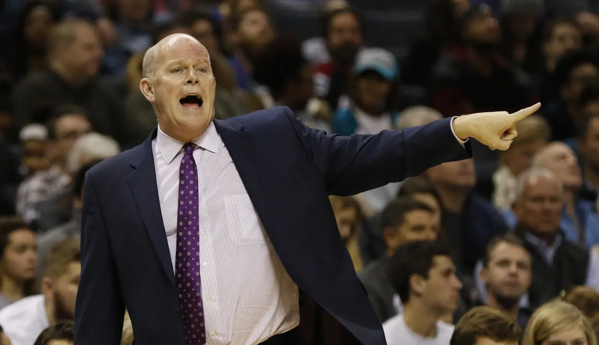 Pelatih Charlotte Hornets, Steve Clifford memberikan instruksi kepada anak asuhnya saat melawan Miami Heat pada laga NBA di Spectrum Center, (29/12/2016). Hornets menang 91-82. (AP/Nell Redmond)
