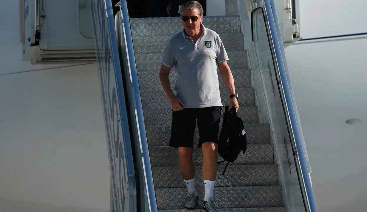 Pelatih Timnas Inggris, Roy Hodgson terlihat turun dari pesawat di bandara Rio de Janeiro, Brasil, (8/6/2014). (REUTERS/Pilar Olivares)