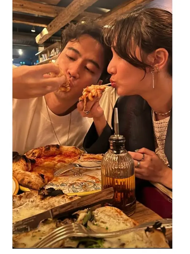 7 Potret Vidi Aldiano dan Sheila Dara Liburan di Paris, Romantis Banget