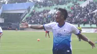 Striker PSCS Cilacap, Ugik Sugianto menjadi pahlawan kemenangan timnya usai menang tipis 1-0 di kandang Persis Solo, Minggu (29/5/2016). (Bola.com/Romi Syahputra)